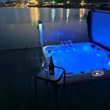 Lakeside Holiday Home With Hot Tub Tattershall Dış mekan fotoğraf