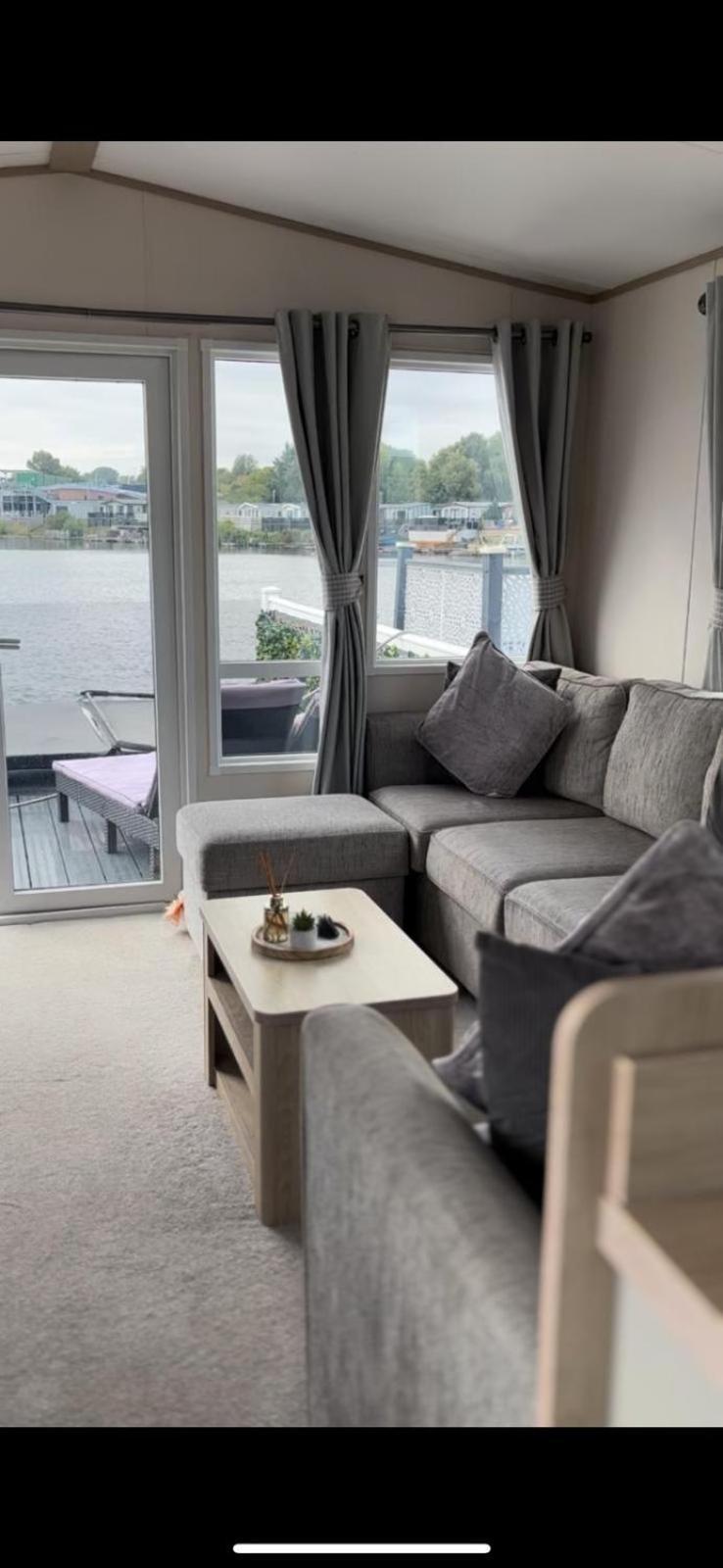 Lakeside Holiday Home With Hot Tub Tattershall Dış mekan fotoğraf
