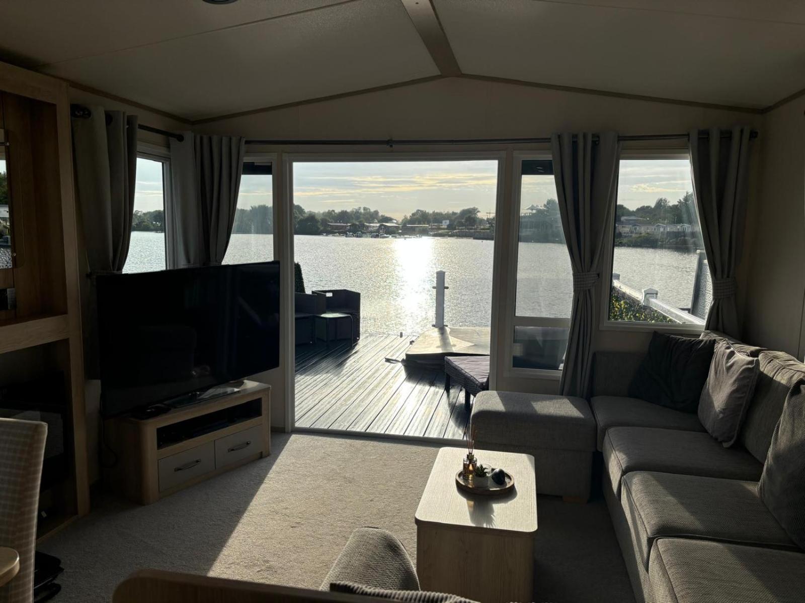 Lakeside Holiday Home With Hot Tub Tattershall Dış mekan fotoğraf