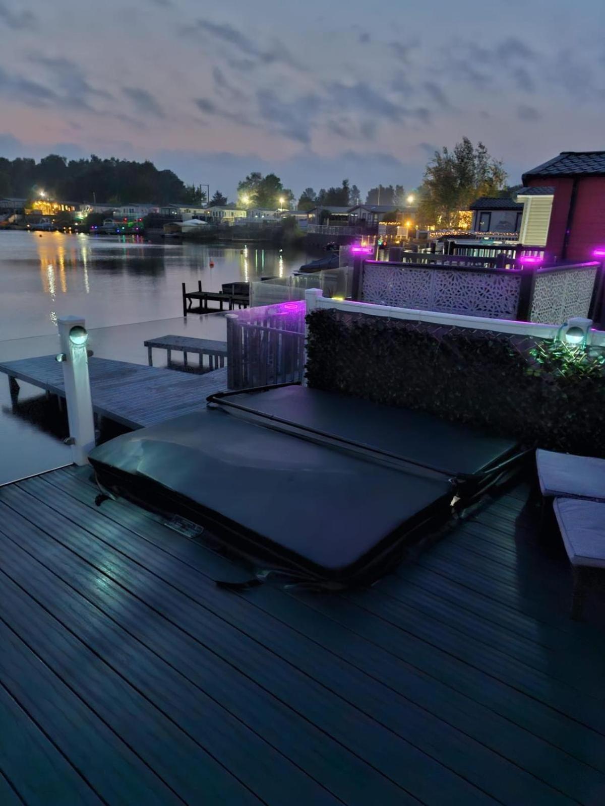 Lakeside Holiday Home With Hot Tub Tattershall Dış mekan fotoğraf