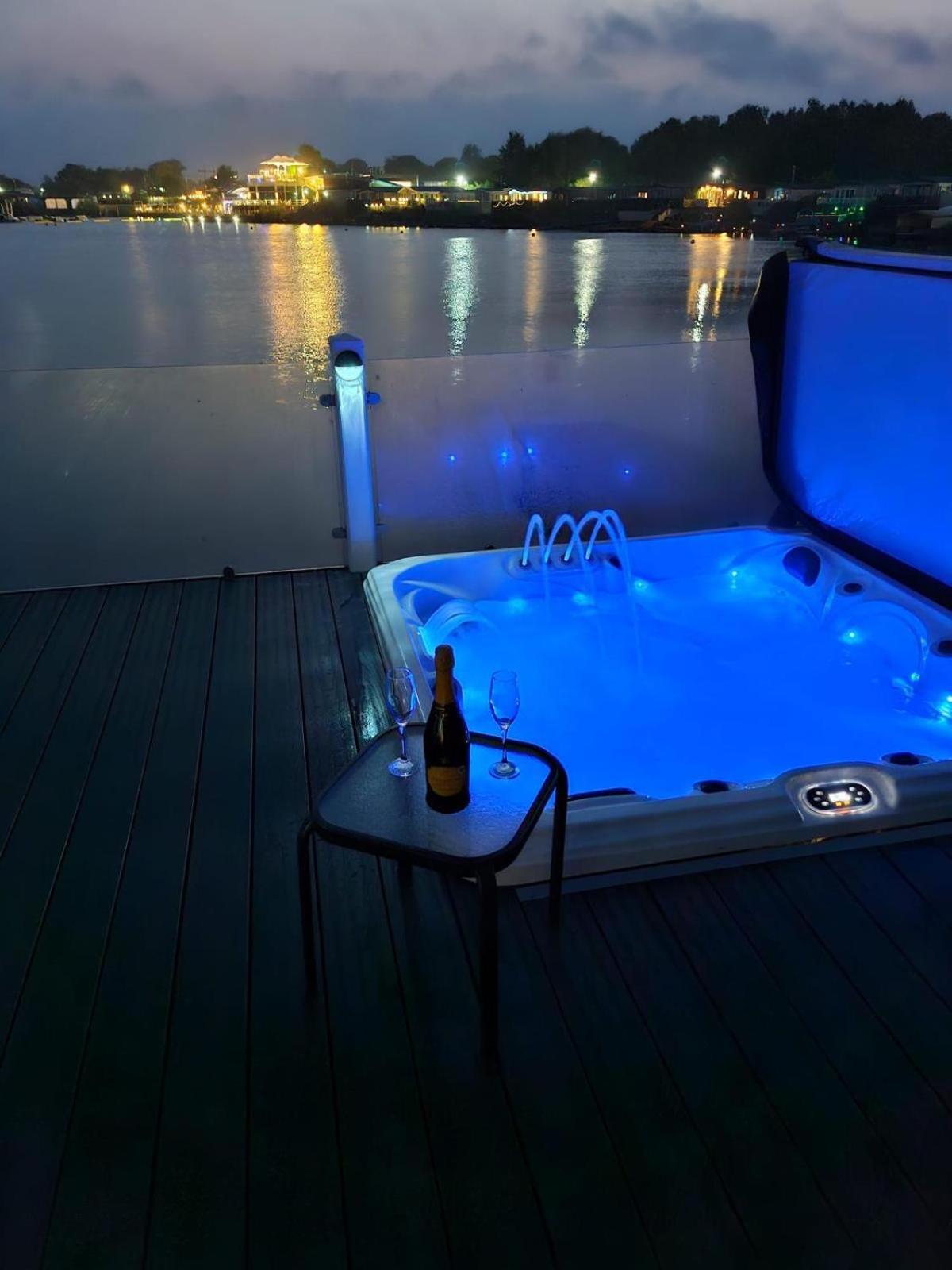 Lakeside Holiday Home With Hot Tub Tattershall Dış mekan fotoğraf