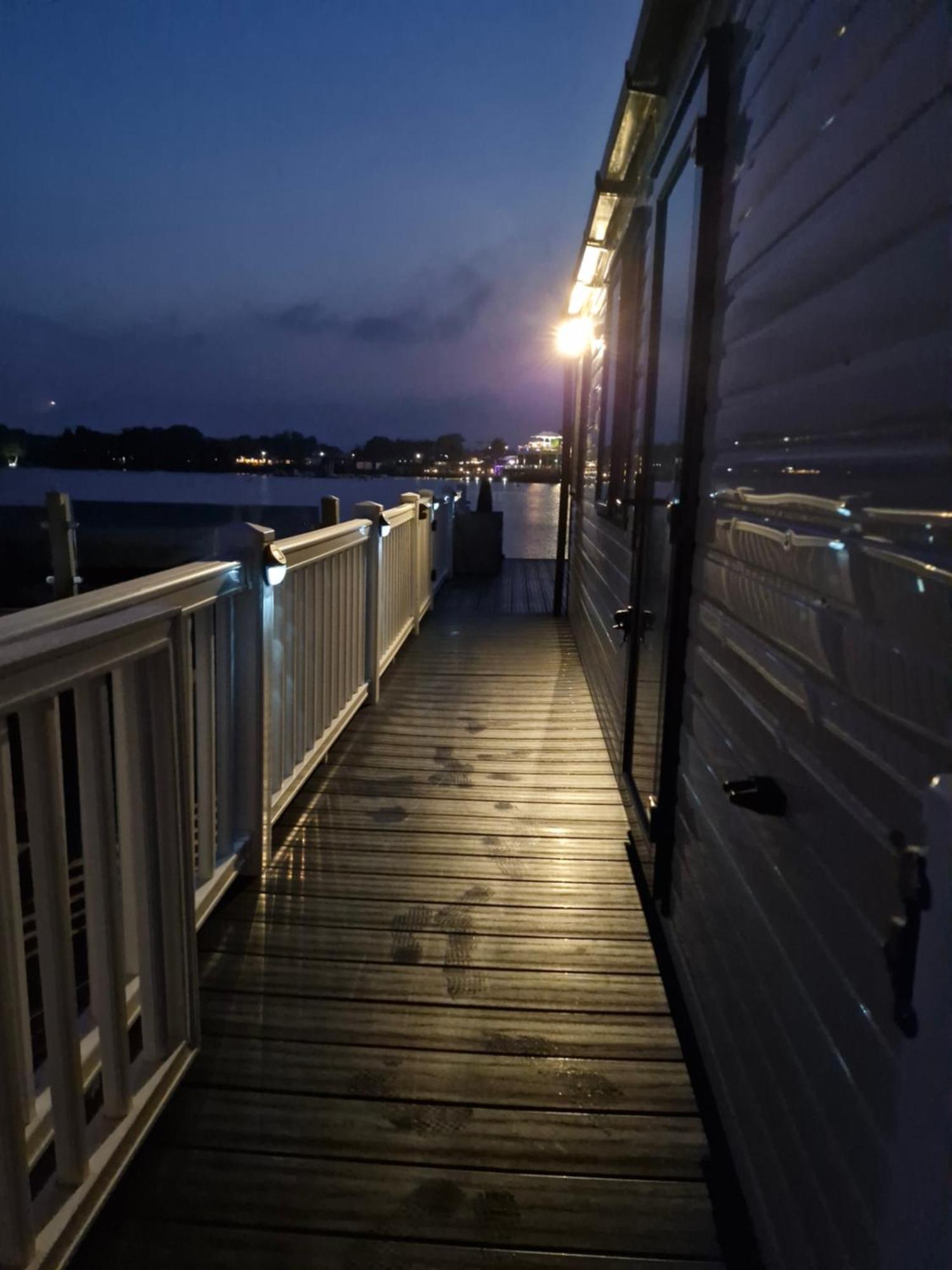 Lakeside Holiday Home With Hot Tub Tattershall Dış mekan fotoğraf