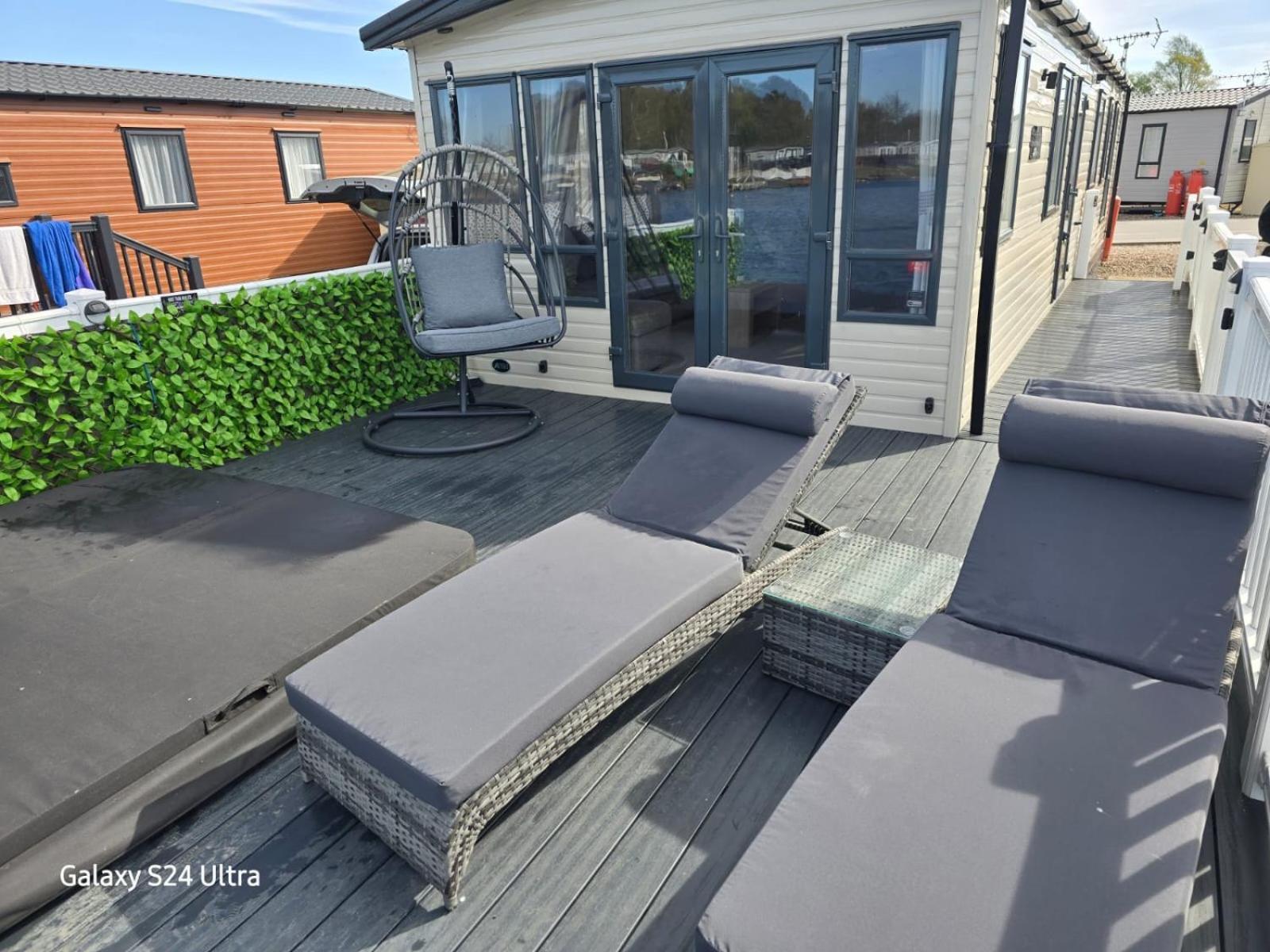 Lakeside Holiday Home With Hot Tub Tattershall Dış mekan fotoğraf